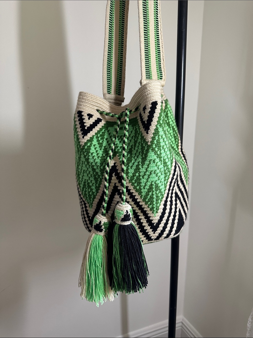 NEW Handmade Columbian Wayuu Mochila in Green Tan & Black,  Drawstring & Tassels - Picture 2 of 8